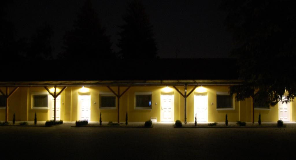 Belvárosi Panzió Pápa Esterno foto